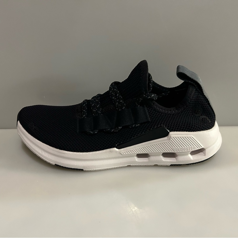 New On Women’s Cloudeasy Running Shoes Black White - Size 8.5 / EU40 NIB